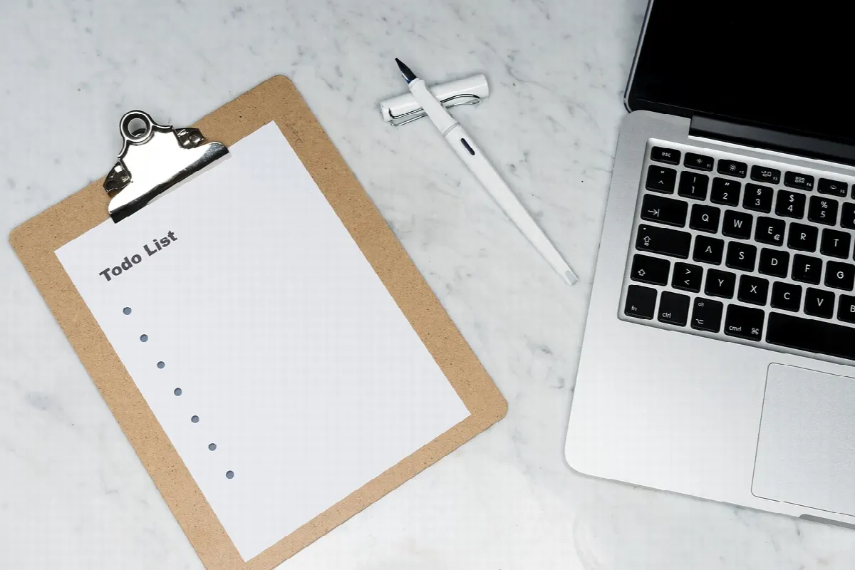 Consultant tenant une checklist sur clipboard
