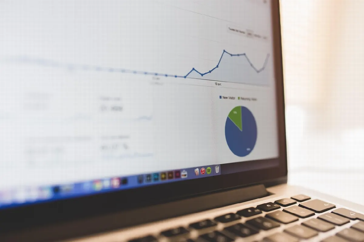 Analyste travaillant sur ordinateur portable