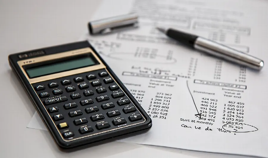 Rapports imprimés posés sur une table de bureau