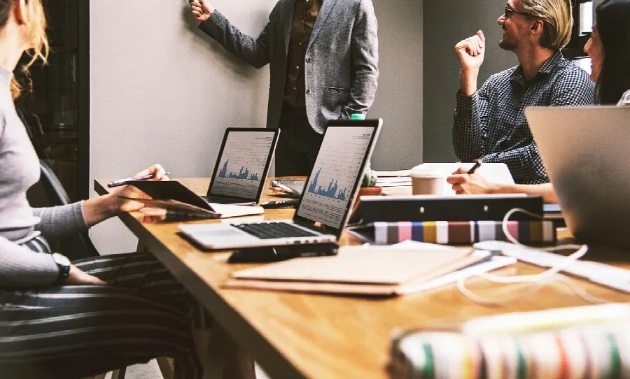 Rapports imprimés posés sur une table de bureau